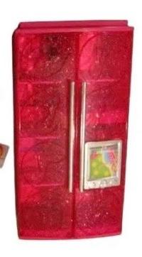 Frigo di barbie con cartone uova e cestino fragole
