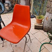 Sedie impilabili arancioni in plastica