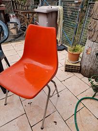 Sedie impilabili arancioni in plastica