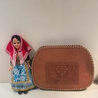 Bambola e borsa pochette cuoio sarda Sardegna