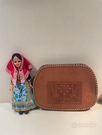 Bambola e borsa pochette cuoio sarda Sardegna