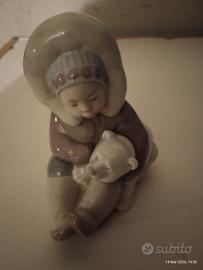 Statuina Lladró – Bambino Inuit con orso polare