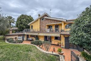Villa di 330 m² con più di 5 locali a Roma