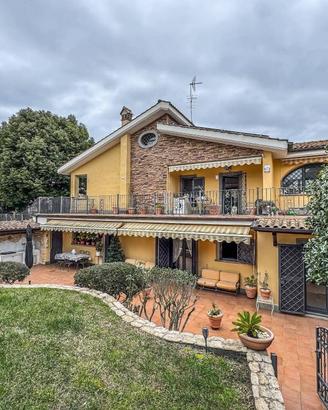 Villa di 330 m² con più di 5 locali a Roma