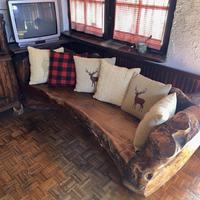 Divano intagliato a mano in legno