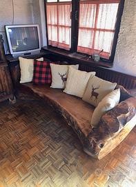 Divano intagliato a mano in legno