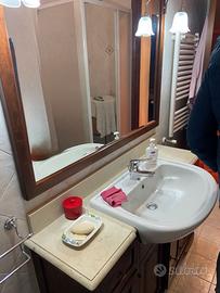 Mobile bagno in legno con lavabo rubinetto e piano