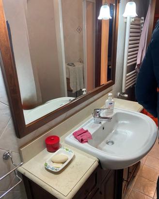 Mobile bagno in legno con lavabo rubinetto e piano