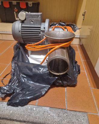 Tritacarne elettrico, coltelli macellazione maiale