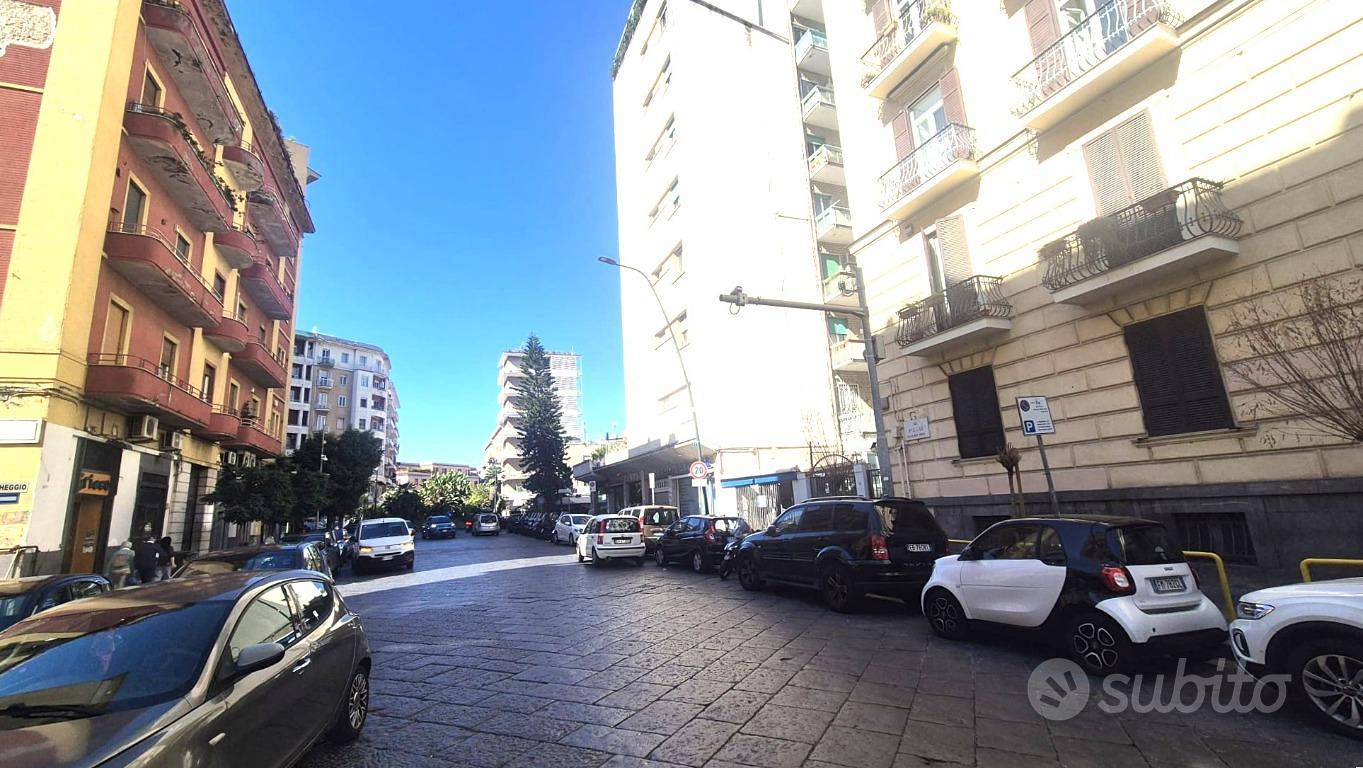 NEGOZIO A NAPOLI - Vista 2