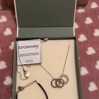 collana con tre anelli e bracciale con cristalli.