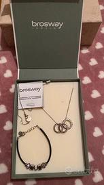 collana con tre anelli e bracciale con cristalli.