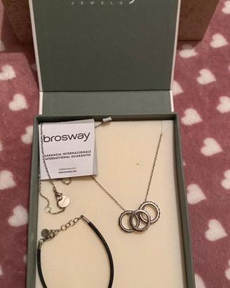 collana con tre anelli e bracciale con cristalli.