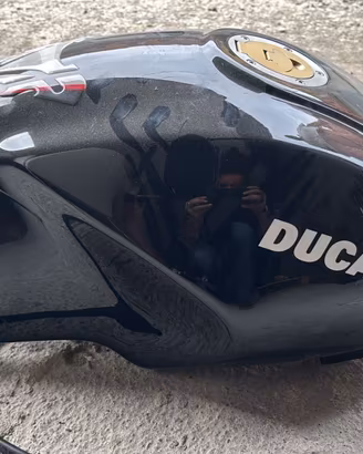 Ducati Monster 695 serbatoio 