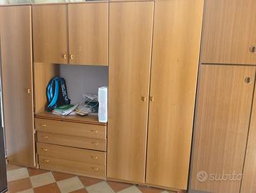 Armadio guardaroba con cassettiera e vano scrivani