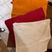 Cuscini colorati con federe 50x50