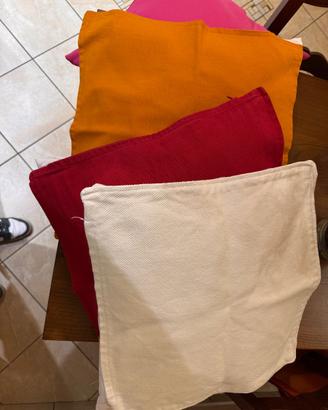 Cuscini colorati con federe 50x50
