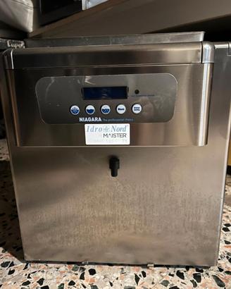 Macchina per erogatore acqua naturale o frizzante.