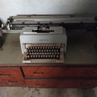 Macchina da scrivere Olivetti 