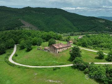 Rustico / Casale di 500 m² con più di 5 locali a C