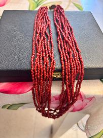 Antica collana artigianale in perline di corallo