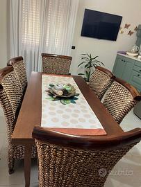 Tavolo in legno 160/240 e sei sedie in banano e le