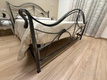 Struttura letto in ferro battuto anticato nero/arg