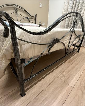 Struttura letto in ferro battuto anticato nero/arg