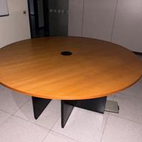 Tavolo riunione con sedie da ufficio
