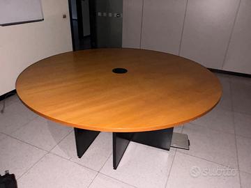 Tavolo riunione con sedie da ufficio