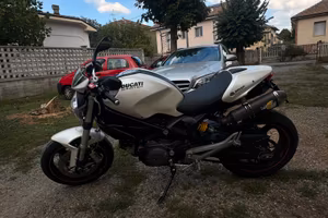 DUCATI MONSTER 696