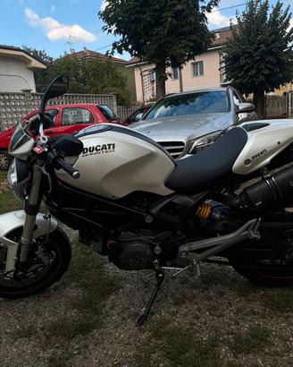 DUCATI MONSTER 696