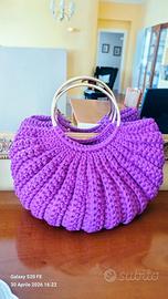 Borsa uncinetto viola con manici dorati
