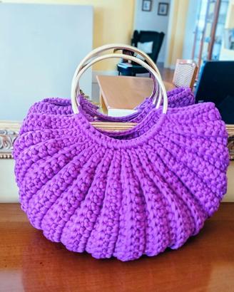 Borsa uncinetto viola con manici dorati