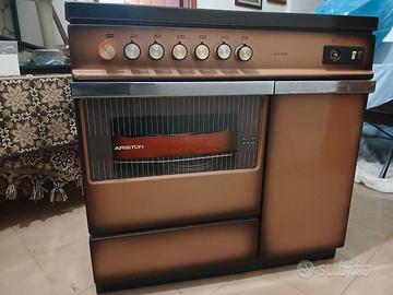 Vecchia cucina a gas Ariston
