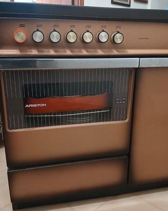 Vecchia cucina a gas Ariston