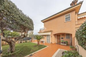 PORZIONE DI TRIFAMILIARE A ROMA