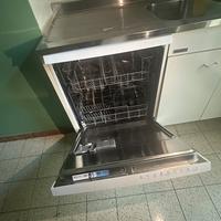 Cucina comprensiva di elettrodomestici