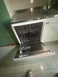 Cucina comprensiva di elettrodomestici