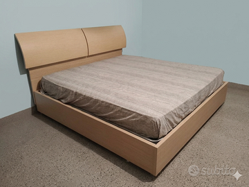 camera da letto con letto armadio comò e comodini