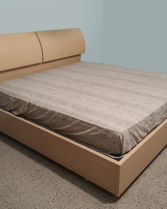 camera da letto con letto armadio comò e comodini