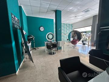 Parrucchiere pronto ad entrare libero da subito