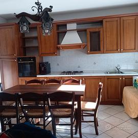 Cucina completa in legno massello con elettrodomes