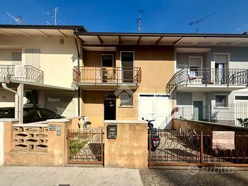 VILLA A SCHIERA A REGGIOLO