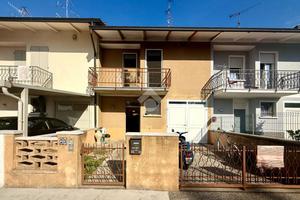 VILLA A SCHIERA A REGGIOLO