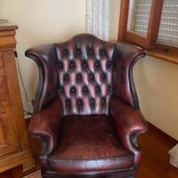 Poltrona Chesterfield con poggiapiedi