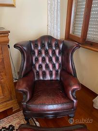 Poltrona Chesterfield con poggiapiedi