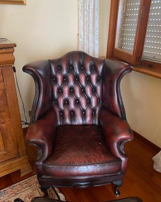 Poltrona Chesterfield con poggiapiedi