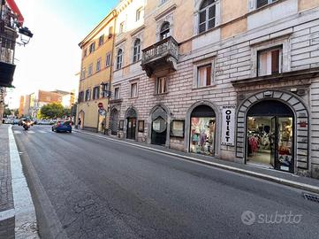 NEGOZIO A ALBANO LAZIALE