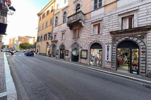 NEGOZIO A ALBANO LAZIALE